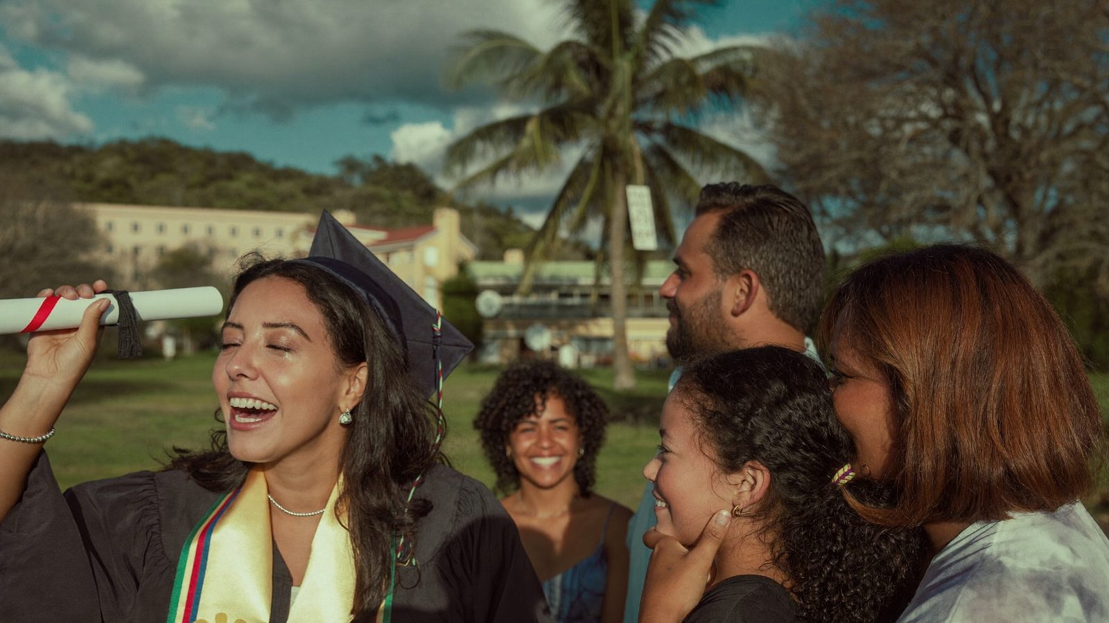 Formandos comemorando na cerimônia de formatura